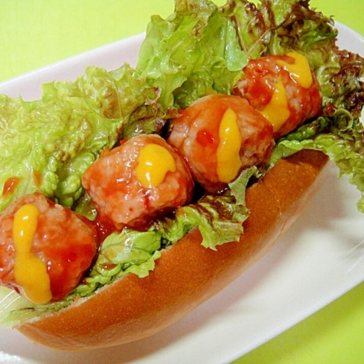 チリソース肉団子とレタスのサンド